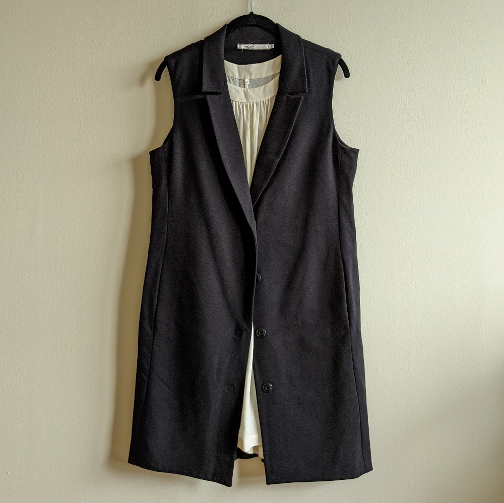 Sleeveless dress with suiting detail